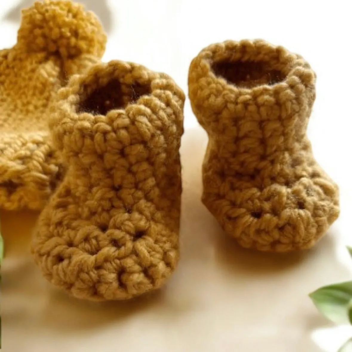 Chunky baby pompom beanie and booties | baby gift | newborn gift | 0-3 month baby | photography