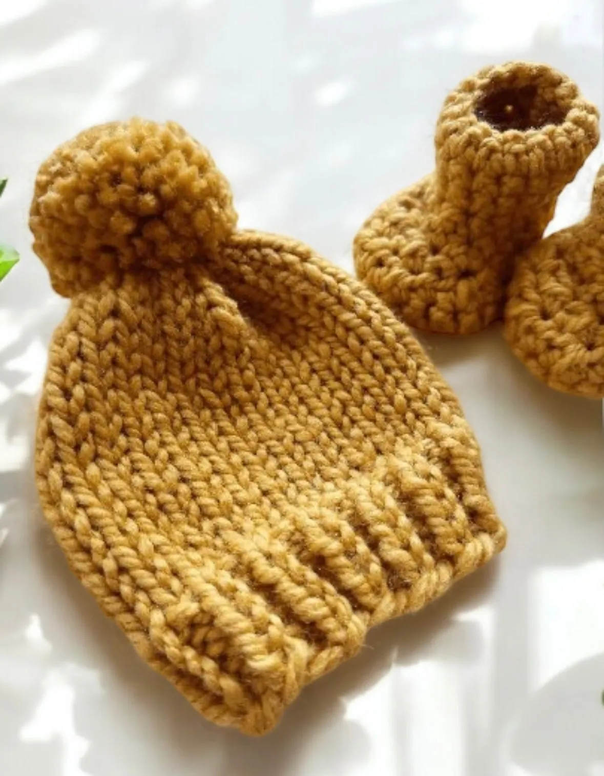 Chunky baby pompom beanie and booties | baby gift | newborn gift | 0-3 month baby | photography