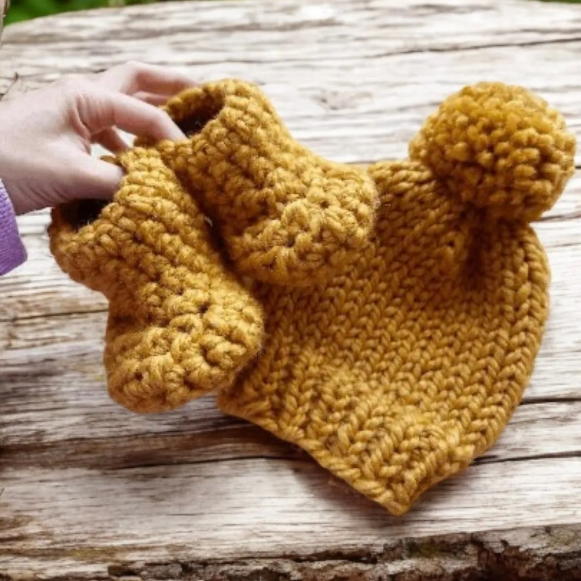 Chunky baby pompom beanie and booties | baby gift | newborn gift | 0-3 month baby | photography