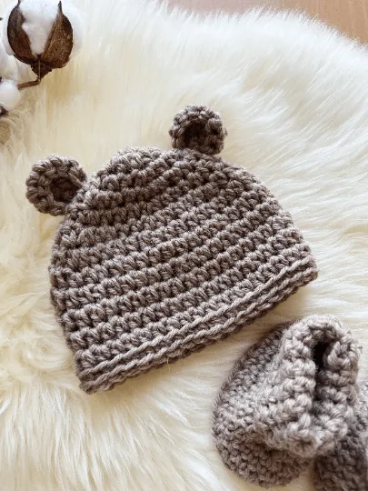 Crochet baby bear beanie and booties | 0-3 months baby gift | newborn gift | baby shower | photography